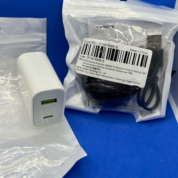 Wireless Earbuds with bonus charger block - Mixed - Picture 2 of 10